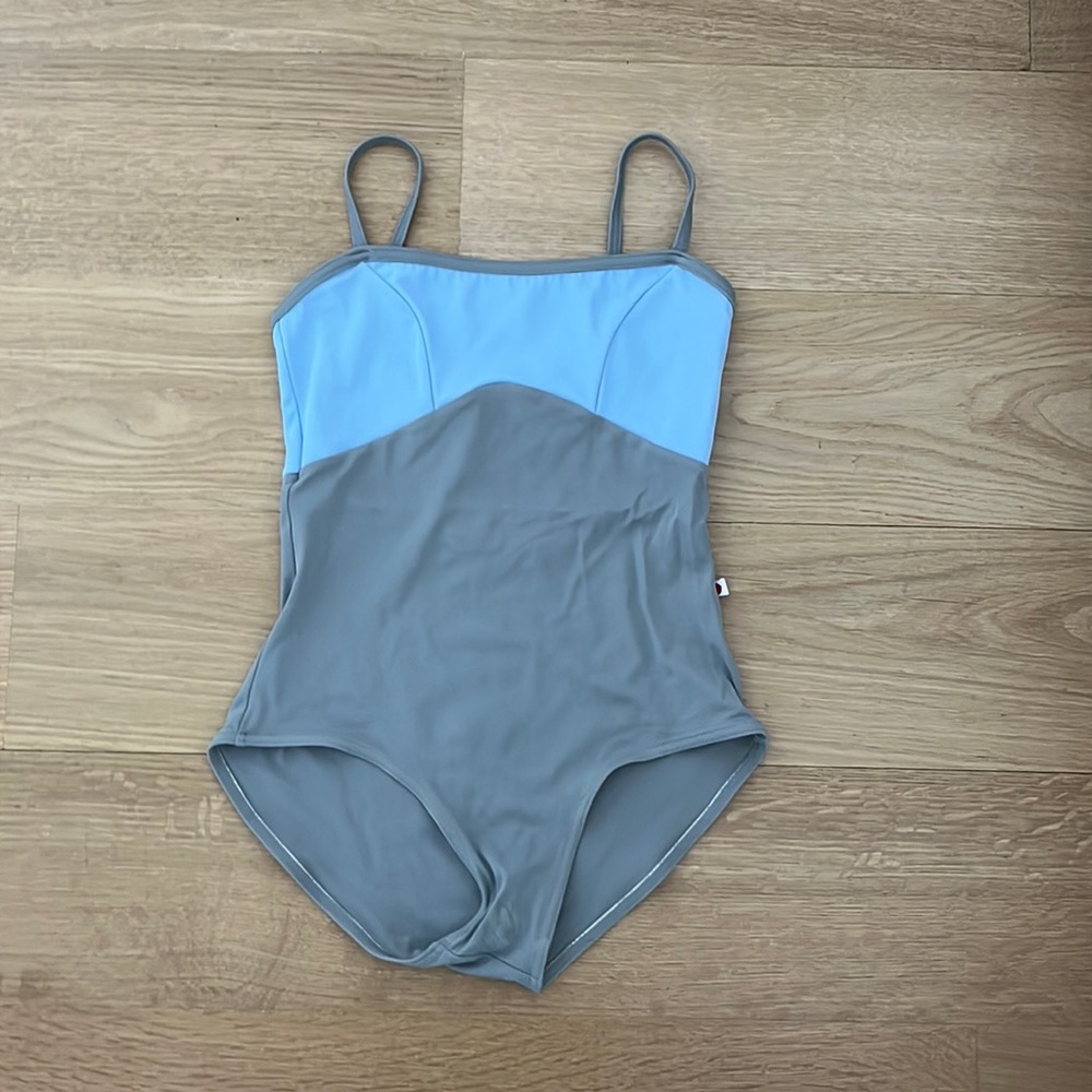 Grey and light blue Yumi